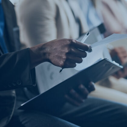 Eine Person hält eine Dokumenten-Mappe in den Händen.